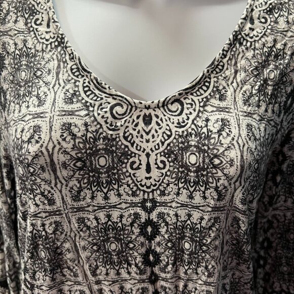 rose + olive Tops - Rose + Olive Womens Floral Geometric Black & White Shirt Blouse